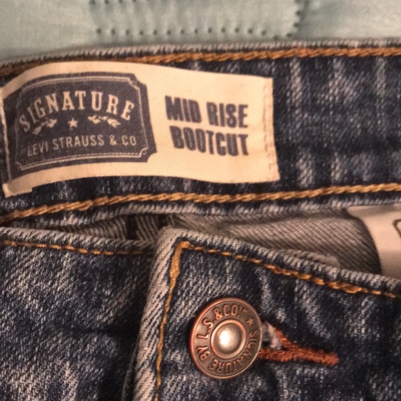 ❤️ (29)Ladies in Levi’s, size 10 short. Jeans are in excellent condition. - Picture 8 of 9